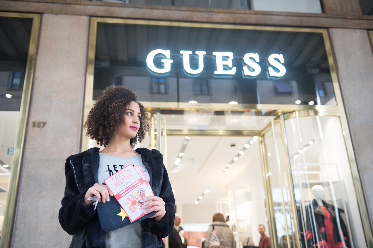 esempio di marketing offline: concorso e give away. Alca per Guess