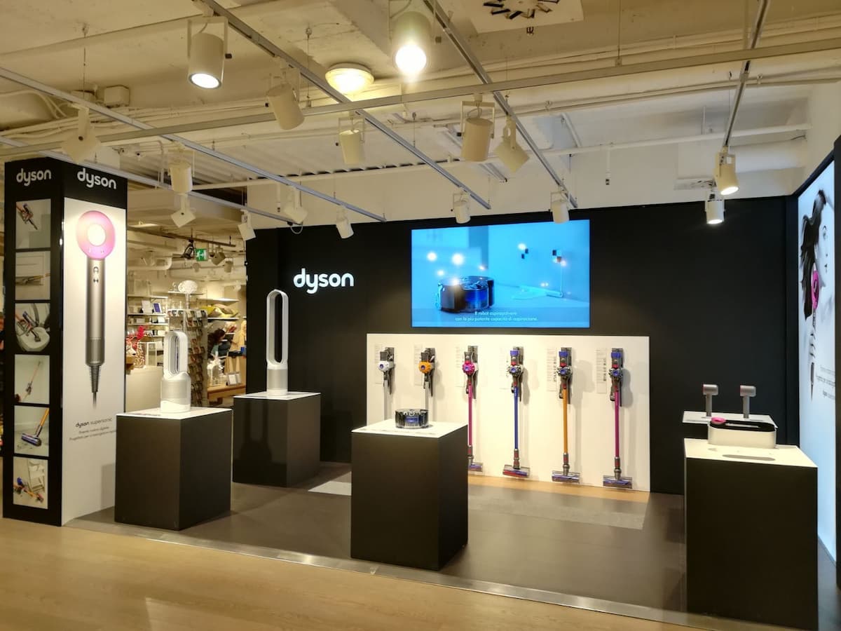 Materiali pop Dyson: instore marketing con Hostess Promoter