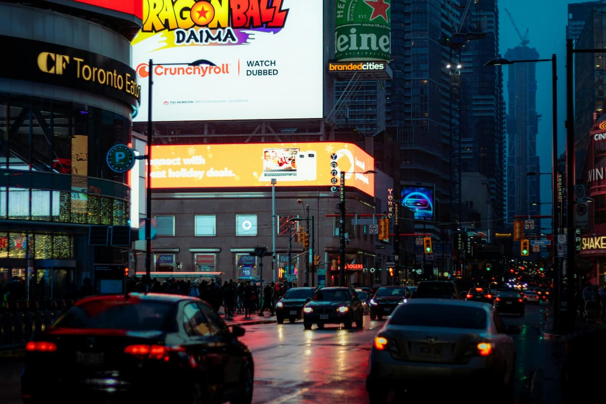 pubblicita-ooh-out-of-home: cartellone dragon ball, birra... 
traffico in città