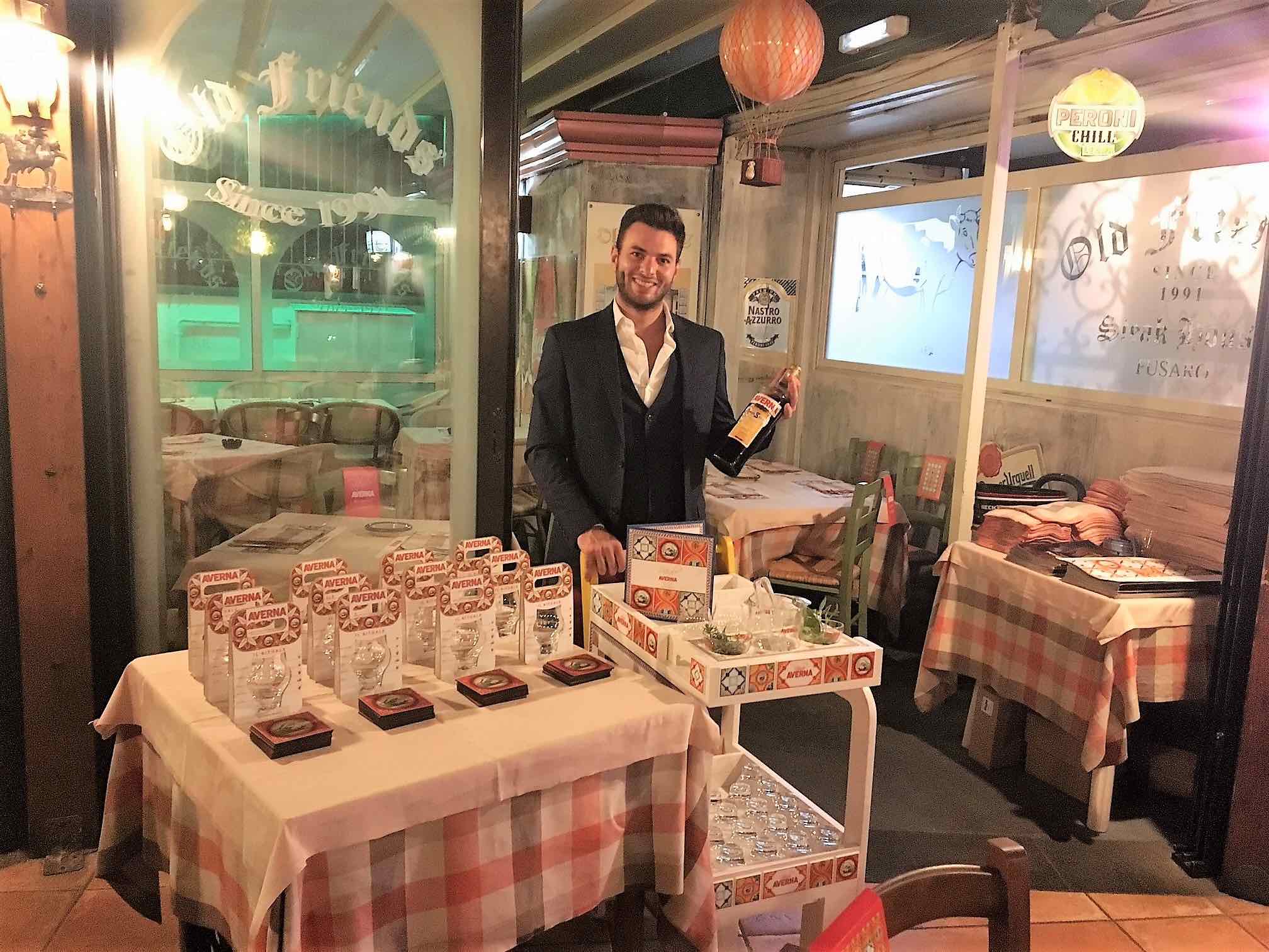 brand ambassador per Averna. promoter con bottiglia in mano e allestimento.